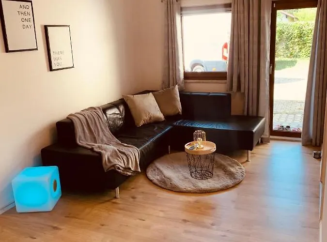 Felix Living 5, Helle 2-zimmer Mit Terrasse & Parkplatz, Langzeit & Business Geeignet Apartamento