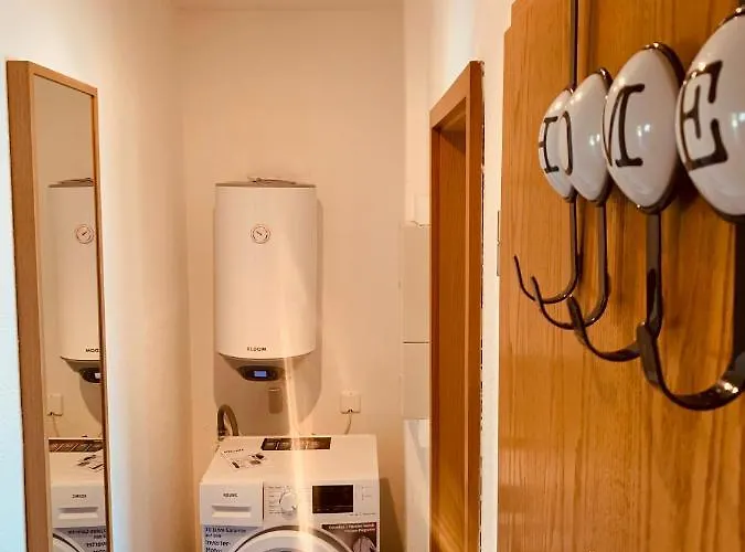 Apartamento Felix Living 5, Helle 2-zimmer Mit Terrasse & Parkplatz, Langzeit & Business Geeignet